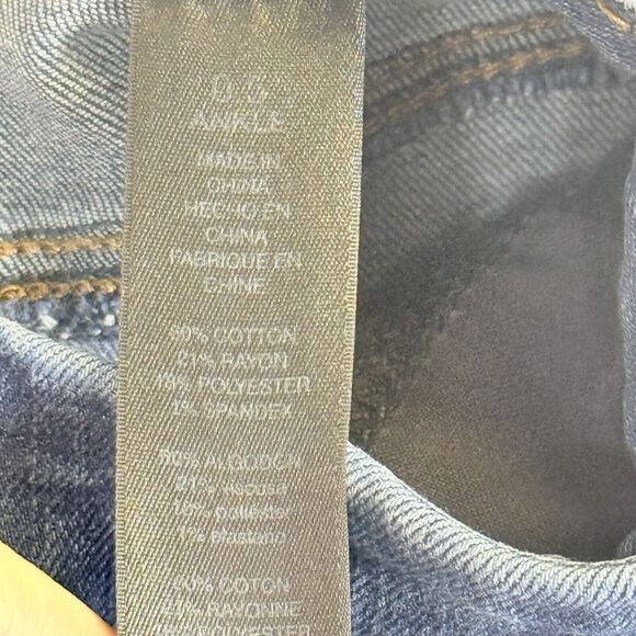 Chico's Medium Wash So Slimming Girlfriend Ankle Jeans Women's 0.5 Small 6 - Picture 6 of 6